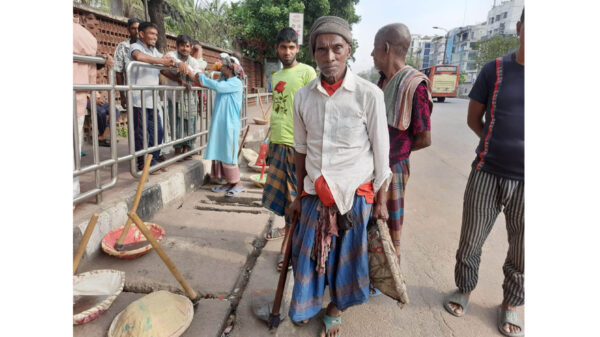 মে দিবস বড় লোকগো দিবস, উনারা আজ বৌ-বাচ্চা নিয়া ঘুরতে বেরাইব