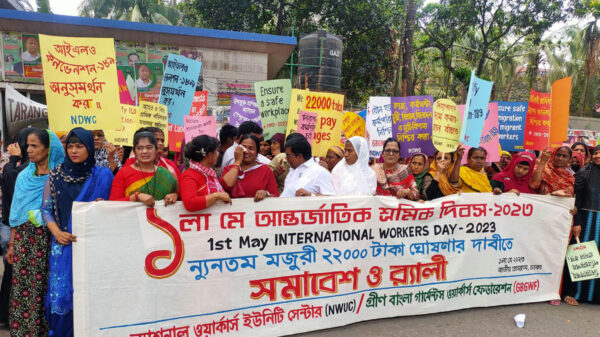 ন্যূনতম মজুরি ২২ হাজার টাকা করার দাবি পোশাক শ্রমিকদের