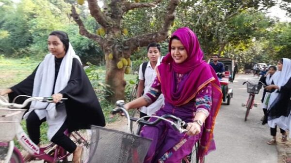 স্কুল পড়ুয়া শিক্ষার্থীদের সাথে বাই সাইকেল চালিয়ে প্রশংসায় ভাসছেন ইউএনও আয়শা জান্নাত তাহেরা