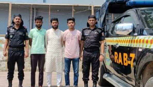 এসএসসির `প্রশ্নপত্র` বিক্রি করে লক্ষ লক্ষ টাকা হাতিয়ে নেয় ওরা