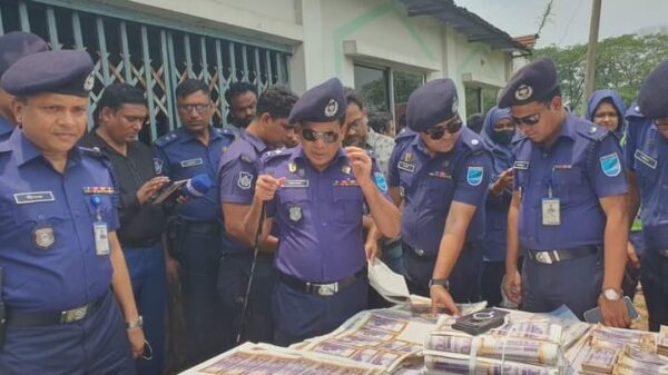 সাভারে পুলিশের অভিযানে জাল টাকার তৈরির মূল হতাসহ আটক ৩