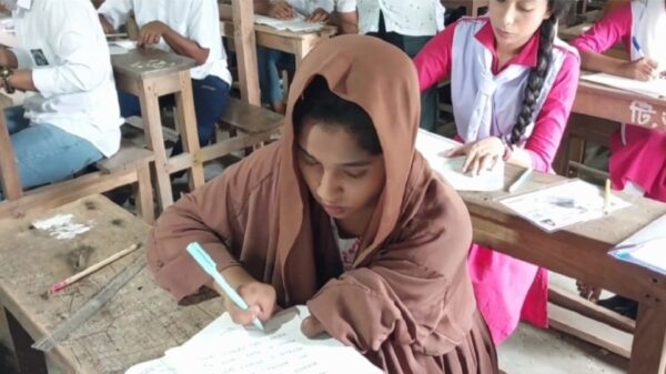 শরীয়তপুরে এক আঙ্গুল দিয়ে লিখে এসএসসি পরীক্ষা দিচ্ছে এক ছাত্রী