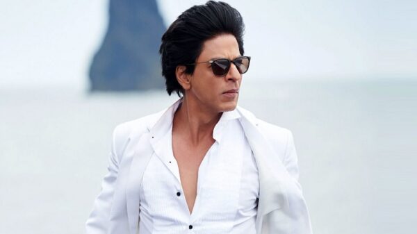 সেলফি তুলতে আসায় ভক্তকে ধাক্কা, ট্রলের মুখে শাহরুখ খান