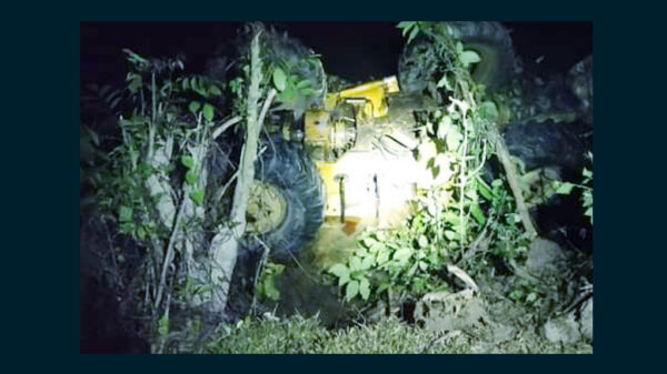 স্কেভেটর উল্টে প্রাণ গেল চালকের