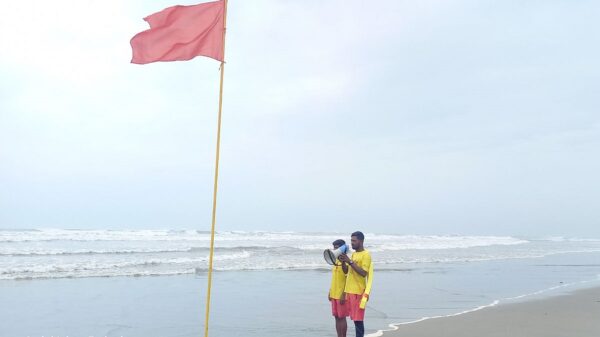 কক্সবাজারের সব হোটেল-মোটেল-রিসোর্ট আশ্রয়কেন্দ্র ঘোষণা ইয়াছমিন মুন্নী, কক্সবাজার : অতিপ্রবল ঘূর্ণিঝড় মোখার প্রভাব থেকে জানমাল রক্ষায় এবার কক্সবাজারের সব হোটেল-মোটেল-রিসোর্টকে আশ্রয়কেন্দ্র হিসেবে ঘোষণা দিয়েছে কক্সবাজার পৌরসভা ও জেলা প্রশাসন। শনিবার (১৩ মে) বিকেল ৩টার দিকে কক্সবাজার পৌরসভার মেয়র মুজিবুর রহমান বিষয়টি নিশ্চিত করেছেন। মেয়র মুজিবুর রহমান বলেন, সব হোটেল-মোটেল ও রিসোর্টকে আশ্রয়কেন্দ্র ঘোষণা করা হয়েছে। আমাদের পক্ষ থেকে সব ধরনের প্রস্তুতি নেওয়া হয়েছে। জেলা প্রশাসক ও পৌরসভা সমন্বয় করে কাজ করছে। আশ্রয়কেন্দ্র থেকে যাদের ঘরবাড়ি দূরে তাদেরকে আনতে ফ্রি গাড়ির ব্যবস্থা করা হয়েছে। উপকূলের সব মানুষ আশ্রয়কেন্দ্রমুখী হয়েছে। আমরা আশা করছি আজ সন্ধ্যার মধ্যে সব মানুষ আশ্রয়কেন্দ্র চলে আসবে। কক্সবাজার হোটেল-মোটেল গেস্ট হাউস মালিক সমিতির সাধারণ সম্পাদক আবুল কাশেম চৌধুরী বলেন, হোটেলগুলোকে আশ্রয়কেন্দ্র হিসেবে করতে আমাদের কাছে একটি নির্দেশনা এসেছে। আমরা সব হোটেলেগুলোকে বলে দিয়েছি। তবে আপাতত ৭৮টি প্রস্তুত রাখা হয়েছে। মানুষের সংখ্যা যদি বেশি হয় আমরা সব হোটেল ব্যবহার করবো। কক্সবাজারের জেলা প্রশাসক মোহাম্মদ শাহীন ইমরান বলেন, সকাল থেকে আমরা জেলার ৫৭৬টি আশ্রয়কেন্দ্র খুলে দিয়েছি। সকাল থেকে এই পর্যন্ত ৪৫ হাজার মানুষ আশ্রয় নিয়েছেন। এই সংখ্যা আরও বাড়বে। এছাড়া কক্সবাজার শহরের হোটেলগুলোকে আশ্রয়কেন্দ্রে হিসেবে ঘোষণা করা হয়েছে।
