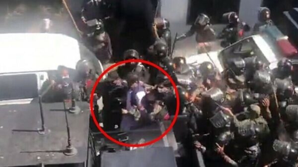 ইমরান খান গ্রেফতার