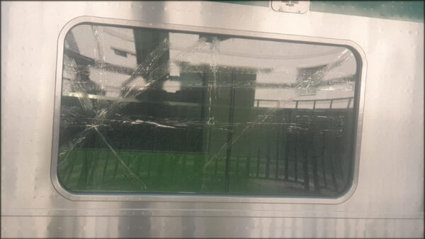 মেট্রোরেলের জানালায় ঢিল, চলছে মামলার প্রস্তুতি