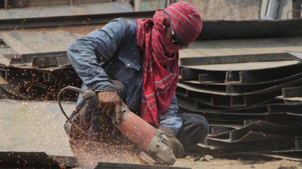 আজ মহান মে দিবস। বিশ্বের শ্রমজীবী মানুষের অধিকার আদায়ের দিন। ১৮৮৬ সালের এই দিনে মার্কিন যুক্তরাষ্ট্রের শিকাগো শহরের হে মার্কেটের শ্রমিকরা ৮ ঘণ্টা কাজের দাবিতে জীবন উৎসর্গ করেছিলেন