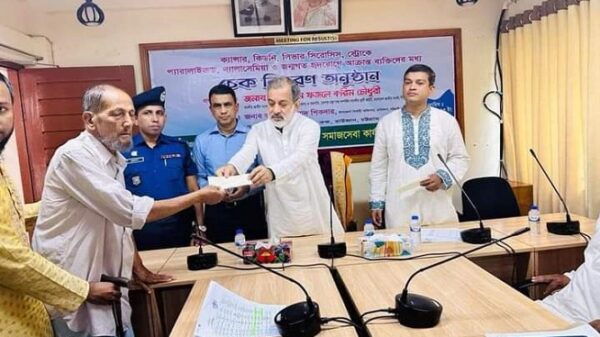 রাউজানে বিভিন্ন রোগে আক্রান্তদের মাঝে চেক বিতরণ