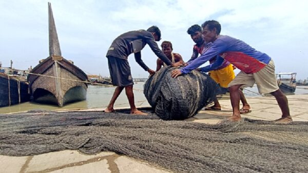 সাগরে ৬৫ দিন মাছ ধরা বন্ধ