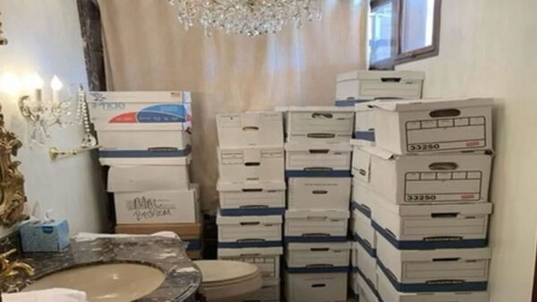 রাষ্ট্রীয় গুরুত্বপূর্ণ গোপন নথি সরান ট্রাম্প, রাখেন বাথরুমে