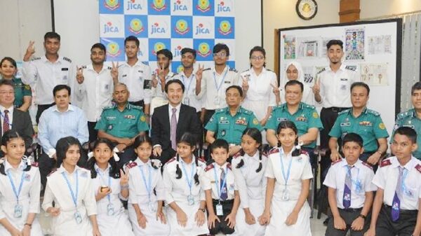 রোড সেফটি নিয়ে শিক্ষার্থীদের সচেতন করছে ডিএমপি