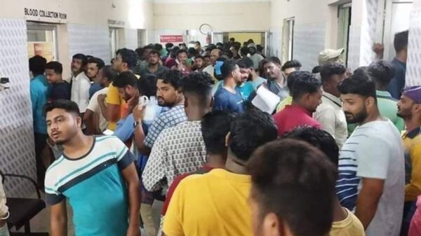 ট্রেন দুর্ঘটনায় আহতদের রক্ত দিতে শত শত মানুষের ভিড়