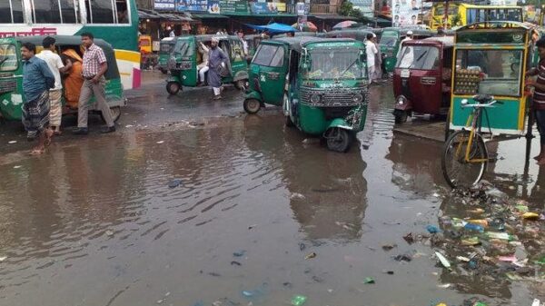 চাতরী চৌমুহনী সড়কে জলাবদ্ধতার দুর্ভোগ