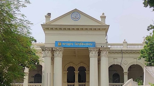 ১৬৭৬ জন শিক্ষার্থীকে ৫৫ লাখ টাকা বৃত্তি দিলো জবি, মনির হোসেন জবি প্রতিনিধি: জগন্নাথ বিশ্ববিদ্যালয়ে (জবি) স্নাতক ও স্নাতকোত্তরে অধ্যয়নরত ১ হাজার ৬৭৬ জন শিক্ষার্থীকে মোট ৫৫ লাখ ৩৩ হাজার টাকার বৃত্তি দিয়েছে বিশ্ববিদ্যালয় কর্তৃপক্ষ। মেধা ও অবৈতনিক এই দুই ক্যাটাগরিতে বৃত্তি দেওয়া হয়েছে।  বিশ্ববিদ্যালয়ের রেজিস্ট্রার দপ্তর এবং বৃত্তি শাখা সূত্রে এসব তথ্য জানা যায়। শিক্ষার্থীদের একাউন্টে বৃত্তির টাকা পাঠানো হচ্ছে৷ বৃত্তি সংশ্লিষ্ট যেকোন সমস্যায় শিক্ষার্থীদের বিশ্ববিদ্যালয়ের বৃত্তি শাখায় যোগাযোগের পরামর্শ কর্তৃপক্ষের।  বিশ্ববিদ্যালয়ের রেজিস্ট্রার দপ্তর সূত্রে জানা যায়, মেধা ও অবৈতনিক এই দুই ক্যাটাগরির বৃত্তির জন্য মোট আবেদন করে ১ হাজার ৯৩৬ জন শিক্ষার্থী। যার মধ্যে ৫৯৪ জন মেধাবৃত্তি এবং ১ হাজার ৮২জন অবৈতনিক বৃত্তি পেয়েছে। মোট ১ হাজার ৬৭৬ জন শিক্ষার্থীকে বৃত্তি প্রদান করা হয়।  মেধাবৃত্তি প্রাপ্ত শিক্ষার্থীরা প্রতি মাসে ৬৫০ টাকা হারে ১২ মাসে (এককালীন) ৭ হাজার ৮০০ টাকা পাবেন। অর্থাৎ ৫৯৪ শিক্ষার্থীকে মোট ৪৬ লাখ ৩৩ হাজার ২০০ টাকার শিক্ষাবৃত্তি দেওয়া হয়েছে। পাশাপাশি এই ক্যাটাগরিতে বৃত্তিপ্রাপ্ত শিক্ষার্থীরা দুইটি সেমিস্টার বিনা বেতনে অধ্যয়নের সুযোগ পাবেন। অবৈতনিক বৃত্তিপ্রাপ্ত শিক্ষার্থীরাও দুইটি সেমিস্টার বিনা বেতনে অধ্যয়নের সুযোগ পাবেন। অপরদিকে, গতবছর থেকে চালু হওয়া প্রতিরক্ষা বৃত্তি রোভার স্কাউটস, বিএনসিসি ও রেঞ্জার ইউনিট থেকে মোট ২৫০ জন শিক্ষার্থীকে প্রদান করা হয়েছে। এর মধ্যে রোভার স্কাউটসের ১০০ জন,বিএনসিসিরি'র ১০০জন এবং রেঞ্জার ইউনিটের ৫০ জন বৃত্তি পেয়েছেন। এই সাধারণ বৃত্তির আওতায় সংশ্লিষ্ট শিক্ষার্থীরা প্রতি মাসে ৩০০ টাকা করে বছরে ৩ হাজার ৬০০ টাকা পাবেন। অর্থাৎ উক্ত ২৫০ জনকে মোট ৯ লাখ টাকার শিক্ষাবৃত্তি দেওয়া হয়েছে। পাশাপাশি রোভার স্কাউটসের ১০৮জন শিক্ষার্থীকে অবৈতনিক বৃত্তি প্রদান করা হয়েছে।  জগন্নাথ বিশ্ববিদ্যালয়ের ‘বৃত্তি নীতিমালা ২০১৩’ অনুযায়ী মেধাবৃত্তি প্রাপ্তির জন্য প্রতিটি বিভাগের প্রতি ব্যাচ থেকে সর্বোচ্চ সিজিপিএ অর্জনকারী তিনজনকে মনোনীত করতে হবে। রিঅ্যাডমিশন, বোর্ড বা অন্যান্য সংস্থা থেকে বৃত্তিপ্রাপ্ত শিক্ষার্থীরা এর আওতায় এলে বৃত্তি পাবেন না বলে নীতিমালায় উল্লেখ রয়েছে। নীতিমালা অনুসারে অবৈতনিক ক্যাটাগরিতে প্রতিটি বিভাগের প্রতি ব্যাচের ১০ শতাংশ শিক্ষার্থীকে মনোনীত করা হয়। এ বিষয়ে বিশ্ববিদ্যালয়ের বৃত্তি শাখার দায়িত্বে থাকা সংশ্লিষ্ট কর্মকর্তা বলেন, বৃত্তিপ্রাপ্ত শিক্ষার্থীদের তালিকা বিভাগে ইতিমধ্যেই পাঠানো হয়েছে। বৃত্তি সংক্রান্ত যেকোন সমস্যা সরাসরি বৃত্তি শাখায় জানাতে পারবে শিক্ষার্থীরা। তাহলে সেটি সমাধানে উদ্যোগ নেওয়া হবে৷  বিশ্ববিদ্যালয়ের রেজিস্ট্রার প্রকৌশলী মো. ওহিদুজ্জামান বলেন, আগে প্রতি মাসে ৪০০ টাকা হারে দেওয়া হলেও এবছর থেকে সেটি বৃদ্ধি করে ৬৫০ টাকা করা হয়েছে। অবৈতনিক বৃত্তিপ্রাপ্ত শিক্ষার্থীরা এক বছর বিনাবেতনে অধ্যয়নের সুযোগ পাবে৷ উল্লেখ্য, জগন্নাথ বিশ্ববিদ্যালয়ে ২০১৩-১৪ শিক্ষাবর্ষ থেকে শিক্ষার্থীদের জন্য মেধা ও অবৈতনিক বৃত্তি চালু করে কর্তৃপক্ষ। গত বছর ৮১৩ শিক্ষার্থী মেধাবৃত্তি এবং ১ হাজার ১১৭জন শিক্ষার্থী অবৈতনিক বৃত্তি পান।