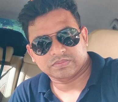 প্রতিদিনের কাগজ পত্রিকার ভারপ্রাপ্ত সম্পাদক হলেন আমিরুল ইসলাম আসাদ অনলাইন ডেস্ক : দৈনিক প্রতিদিনের কাগজ পত্রিকার ভারপ্রাপ্ত সম্পাদকের দায়িত্ব পেয়েছেন আমিরুল ইসলাম আসাদ । তিনি বাংলাদেশ অনলাইন সংবাদপত্র সম্পাদক পরিষদ বনেকের কেন্দ্রীয় কমিটির সাধারণ সম্পাদক। এতদিন দৈনিকটির উপদেষ্টা সম্পাদকের দায়িত্ব পালন করে আসছিলেন। আজ মঙ্গলবার (১০ জুলাই) পত্রিকাটির মালিক/প্রকাশক এবং সিয়াম ফুড এন্ড এগ্রো প্রডাক্টস এর পরিচালক ইয়াছমিন শিলা এ ঘোষণা করেন। এ সময় পত্রিকার প্রধান সম্পাদক নাগরিক সাংবাদিক মোঃ খায়রুল আলম রফিক উপস্থিত ছিলেন। দীর্ঘদিনের অভিজ্ঞতাসম্পন্ন বরেণ্য সাংবাদিক ও দেশের জনপ্রিয় অনলাইন পোর্টাল বিডি২৪লাইভ. কম এর এডিটর ইন চিফ আমিরুল ইসলাম আসাদকে ভারপ্রাপ্ত সম্পাদকের দায়িত্ব দেওয়ায় ধন্যবাদ ও কৃতজ্ঞতা জানিয়েছেন সিয়াম ফুড এন্ড এগ্রো প্রডাক্টস্ এর চেয়ারম্যান ও প্রধান সম্পাদক খায়রুল আলম রফিক। নতুন দায়িত্ব পাওয়ায় আমিরুল ইসলাম আসাদকে বনেকের সকল সদস্যরা শুভেচ্ছা জানান।