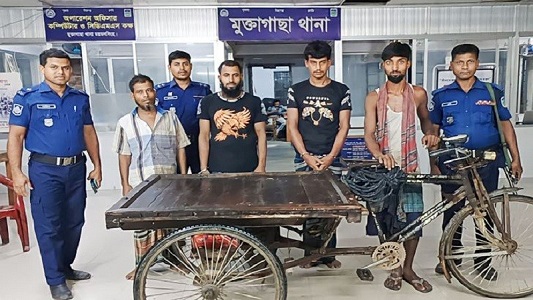 আমি দিন আনি, দিন খাই। আমার সব সম্বল ওই ভ‍্যান। তাই গাড়িটি ফিরে পেয়ে আমি চোখের পানি ধরে রাখতে পারলাম না (স‍্যার)! আজ জানলাম দেশে এখনো গরিবের জন‍্য পুলিশ আছে