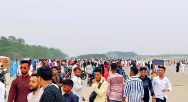 বাঁশখালী সমুদ্র সৈকতে পর্যটকদের ভিড় 