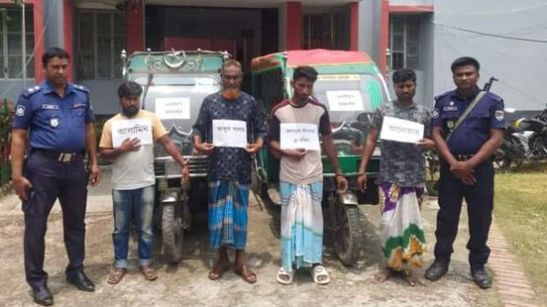 পাইকগাছায় অজ্ঞান পার্টির কবল থেকে ইজিবাইক উদ্ধার, আটক ৪