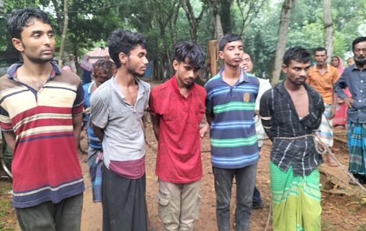 শ্রীপুরে রেল লাইনের পাত চুরির সময় জনতার হাতে আটক ০৫