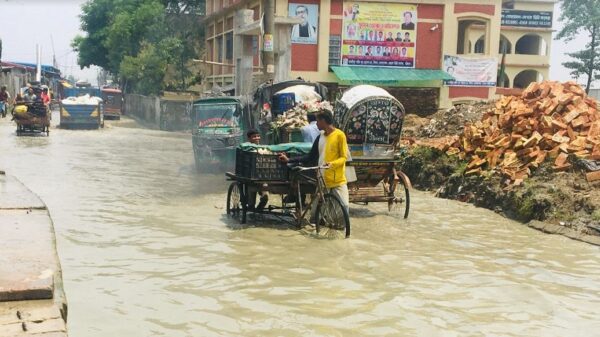 জলাবদ্ধতার দৃশ্য যেন প্রতিনিয়ত পোহাতে হচ্ছে কলেজ ছাত্র ছাত্রী ও জনসাধারণকে