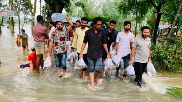 বন্যায় ক্ষতিগ্রস্ত পরিবারের মাঝে শুকনো খাবার ও ঔষধ বিতরণ করে বিজিসি ট্রাস্ট ইউনিভার্সিটি ও প্রিমিয়ার বিশ্ববিদ্যালয় ছাত্রলীগ