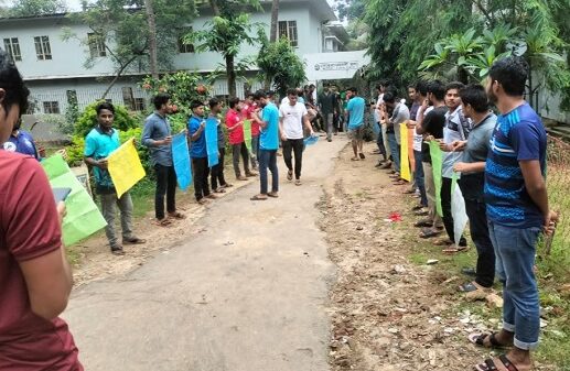 মোস্তফা কামাল, চবি প্রতিনিধি : ১২ দফা দাবি নিয়ে চট্টগ্রাম বিশ্ববিদ্যালয়ের (চবি) সাধারণ শিক্ষার্থীরা সোহরাওয়ার্দী হলে তালা দিয়েছে শাখা ছাত্রলীগের উপগ্রুপ বিজয়ের একাংশের নেতাকর্মীরা। সোমবার (২৮ আগস্ট) তারা হলের প্রশাসনিক কক্ষে তালা দিয়ে হলের সামনে অবস্থান নেন। হলের আবাসিক শিক্ষার্থী মুনতাসীর সিয়াম বলেন, অনেকদিন হলো আমাদের হলে বিভিন্ন সমস্যা দেখা দিয়েছে। প্রভোস্টকে বারবার বলার পরও এই সমস্যাগুলোর কোনো সমাধান হয় নি। যার কারণে, আমরা হল ফটকে তালা ঝুলাতে বাধ্য হয়েছি। হলের আবাসিক শিক্ষার্থী ওহিদুল ইসলাম বলেন, ১২ দফা দাবিতে আমরা হলের মূল ফটকে তালা ঝুলিয়েছি। আমাদের দাবি পূরণ হলে আমরা ফটক খুলে দিব। আন্দোলনকারীদের দাবিগুলো হলো- ১. ডাইনিং এবং ক্যাফেটেরিয়ার খাবারের খুবই বাজে অবস্থা। দ্রুত ব্যবস্থা নিয়ে এর মান বৃদ্ধি করতে হবে। ২. হলের অনেক রুমে খাট, টেবিল, চেয়ার ও আলমারির সংকটের দ্রুত নিরসন করতে হবে।                                   ৩. হলে পর্যাপ্ত সুপীয় পানির সংকট রয়েছে। দ্রুত তা দূর করতে হবে।                                                            ৪.দীর্ঘদিন ধরে চলা হলের রাস্তার সংস্কার কর্মকাণ্ডের দ্রুত সমাপ্ত করতে হবে।                                                          ৫. হলের ওয়াফাই ঠিকমতো চলে না। নিরবিচ্ছিন্ন ওয়াইফাই সংযোগের ব্যবস্থা করতে হবে।                                     ৬. হলের ওয়াশরুমের সমস্যার দ্রুত সমাধান করতে হবে।                                                                                            ৭. পুরাতন এক্সটেনশন ভবনে শিক্ষার্থীদের জীবনের হুমকি রয়েছে। তাই নতুন এক্সটেনশন নির্মাণ করতে হবে।    ৮. টিভির রুমের বেঞ্চ ও গেস্ট রুমের সোফার সংকট নিরসন করতে হবে।                                                                  ৯. হলের পানির হাউজ ব্যবহারের উপযোগী করতে হবে। ১০.সোহরাওয়ার্দী হলের মাঠের সংস্কার এবং দ্রুত খেলাধুলার সরঞ্জামের অপ্রতুলতা নিরসন করতে হবে।                ১১. শিক্ষার্থীদের চলাচলের নিরাপত্তার জন্য হলের সামনের রাস্তায় স্পীড ব্রেকার দিতে হবে।                                  ১২. রিডিং রুমে পর্যাপ্ত বই, চেয়ার, টেবিল ও নিরবচ্ছিন্ন আলো ও ফ্যানের ব্যাবস্থা নিশ্চিত করতে হবে। এ বিষয়ে হলের প্রভোস্ট ড. শিপক কৃষ্ণ দেব নাথ বলেন, শিক্ষার্থীদের সমস্যা সমাধানের জন্য আমরা সর্বোচ্চ চেষ্টা করছি।