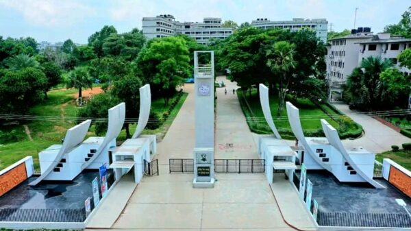 আব্দুল্লাহ, কুবি প্রতিনিধি : গুচ্ছভুক্ত কুমিল্লা বিশ্ববিদ্যালয়ে ২০২২-২৩ শিক্ষাবর্ষের ক্লাস শুরু হচ্ছে আগামী ৩ সেপ্টেম্বর। তবে, প্রথম চূড়ান্ত ভর্তি শেষে এখন পর্যন্ত এক হাজার ৩০টি আসনের বিপরীতে শিক্ষার্থী ভর্তি হয়েছে এক হাজার ২০ জন। আসন ফাঁকা আছে আরও ১০টি। বৃহস্পতিবার (৩১আগস্ট) বিষয়টি নিশ্চিত করেছেন কুমিল্লা বিশ্ববিদ্যালয়ের ভর্তি সংক্রান্ত টেকনিক্যাল কমিটির প্রধান ড. মাহমুদুল হাছান। তিনি বলেন, ৩ সেপ্টেম্বর(রবিবার) থেকে নতুন বর্ষের শ্রেণি কার্যক্রম শুরু হবে। এক হাজার ৩০ টি আসনের বিপরীতে এক হাজার ২০ জন শিক্ষার্থী ভর্তি হয়েছে। মেধা তালিকা আরও দেওয়া হবে কিনা সেটি গুচ্ছ কমিটি থেকে সিদ্ধান্ত নিয়ে জানানো হবে। উল্লেখ্য, গুচ্ছ কমিটির সিদ্ধান্ত অনুযায়ী গত ২৭-২৮ আগস্ট প্রথম চূড়ান্ত ভর্তি কার্যক্রম হয়েছে।