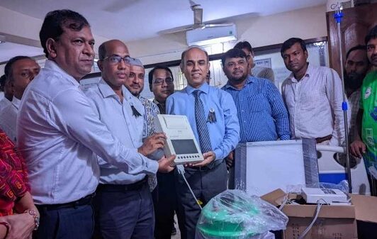 সাড়ে তিন লক্ষ টাকার মেডিকেল সামগ্রী উপহার পেলো কুবি