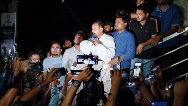 বর্ধিত সভায় চেয়ার না পেয়ে ছাত্রলীগ নেতার পদত্যাগ