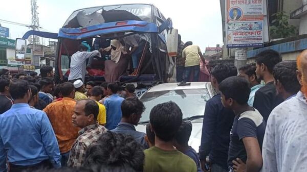 নিয়ন্ত্রন হারিয়ে সড়ক দুর্ঘটনায় পথচারীসহ আহত অন্তত ৩০