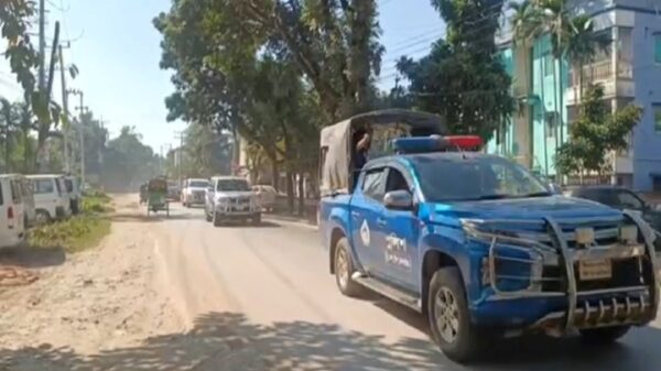 ব্রাহ্মণবাড়িয়া প্রতিনিধি:শফিকুল হক শাকিল,, কুমিল্লা- সিলেট ও ঢাকা -সিলেট মহাসড়কে যানবাহনের নিরাপত্তা এবং চালকদের মনোবল বৃদ্ধির উদ্দেশ্যে জেলা প্রশাসক মো: শাহগীর আলমের নেতৃত্বে বিশেষ টহল দিয়েছে। বুধবার (০১ নভেম্বর) সকাল থেকে দুুপুর পর্যন্ত ওই দুই মহাসড়কে গাড়ি বহর নিয়ে পুলিশ, র‍্যাব, বিজিবি, আনসার বাহিনীর সদস্যরা বিশেষ টহল দেয়। এ সময় জেলা পুলিশ সুপার মো: শাখাওয়াত হোসেন, সরাইল ২৫ বিজিবির অধিনায়ক লে: কর্ণেল সৈয়দ আরমান আরিফ, জেলা সিভিল সার্জন ডা: মো: একরাম উল্লাহ্, জাতীয় গোয়েন্দা সংস্থা এনএসআই জেলা উপ-পরাচালক মো: কামরুজ্জামান, সরাইল উপজেলা নির্বাহী কর্মকর্তা মো: সরোয়ার উদ্দিন ছাড়া বিভিন্ন বাহিনীর কর্মকর্তারা ছিলেন। টহল শেষে জেলা প্রশাসক মো: শাহগীর আলম বলেন, অবরোধের শুরু থেকে আমরা সবাই মিলে মাঠে কাজ করছি। এই পর্যন্ত কোন ধরনের ঘটনা ঘটে নি। আইনশৃংঙ্খলা পরিস্থিতি স্বাভাবিক রয়েছে। তথাকথিত অবরোধ থাকলেও সড়কে কিন্তু যানচলাচল করছে। দূর পাল্লার যানবাহন কম চললেও সময়ের সাথে সাথে বৃদ্ধি পাবে