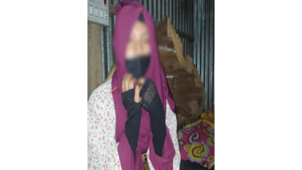সিরাজগঞ্জ উল্লাপাড়ায় বিয়ের দাবিতে প্রেমিকের বাড়িতে তরুণীর অনশন