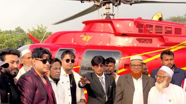 শখ মেটাতে হেলিকপ্টারে চড়ে বাড়ি ফিরলেন প্রবাসী দুই ভাই