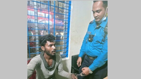 হ্যান্ডকাফ কাটতে ভাঙারি দোকানে অপেক্ষা, সার্জেন্টের হাতে আবারো ধরা