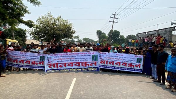 অটোচালকের হত্যাকারীদের গ্রেফতারের দাবীতে ঘন্টাব্যাপী ঢাকা-চট্রগ্রাম মহাসড়ক অবরোধ