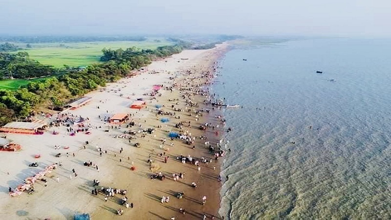 Doggy uslubidagi yalangoch qizlar dumbalarining fotosuratlari