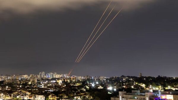 সিরিয়ার দামেস্কে হামলার প্রতিশোধ নিতে ইসরায়েলজুড়ে শতাধিক ক্ষেপণাস্ত্র ও ড্রোন হামলা চালিয়েছে মধ্যপ্রাচ্যের অন্যতম সামরিক শক্তিধর দেশ ইরান। ইসরায়েলের প্রতিরক্ষা বাহিনী (আইডিএফ) জানিয়েছে, স্থানীয় সময় শনিবার রাতে ইরান থেকে অন্তত ১০০টি ব্যালিস্টিক ক্ষেপণাস্ত্র ছাড়াও ৩০টি ক্রুজ ক্ষেপণাস্ত্র ছোড়া হয়েছে। সেই সঙ্গে ছিল ড্রোন। যদিও আইডিএফের দাবি, তারা ‘প্রায় সবগুলো’ হামলা প্রতিহত করতে সক্ষম হয়েছে। গত ১ এপ্রিল সিরিয়ার দামেস্কে তেহরানের কনস্যুলেটে ইসরায়েলি হামলায় ইরানের উচ্চপদস্থ কয়েকজন কর্মকর্তা নিহতের জবাবে ‘অপারেশন ট্রু প্রমিস’ এর অংশ হিসেবে এই হামলা চালানো হয়েছে। সেই সঙ্গে ইরানের ইসলামিক রেভোলিউশন গার্ড কর্পস (আইআরজিসি) ফের আগ্রাসন চালালে কড়া জবাব দেয়ার হুঁশিয়ারি দিয়েছে। প্রেস টিভিকে দেয়া এক সাক্ষাৎকারে এমন হুঁশিয়ারি দিয়েছেন আইআরজিসি’র একজন সিনিয়র কমান্ডার। এক প্রতিবেদনে পার্স টুডে জানিয়েছে, সাক্ষাৎকারে ওই সিনিয়র কমান্ডার বলেন- যদি ইরানের মাটিতে আবারও কোনো ধরনের সামরিক আগ্রাসন চালায় ইসরায়েল তবে ‘দ্বিগুণ শক্তি দিয়ে জবাব দেবে’ ইসরায়েল। অন্যদিকে, শনিবার রাতে ইসরায়েলে চালানো ড্রোন ও ক্ষেপণাস্ত্র হামলা সফলভাবে লক্ষ্যবস্তুতে আঘাত হেনেছে জানিয়ে এক বিবৃতিতে আইআরজিসি বলেছে, ‘ইরানের হামলার পর আমেরিকা যদি ইহুদিবাদী ইসরাইলকে আগ্রাসন চালাতে সমর্থন দেয় বা তার সঙ্গে আগ্রাসনে অংশ নেয়, তবে উভয়ের জন্য চরম ও মর্মান্তিক জবাব দেবে ইরানের সামরিক বাহিনী। তবে ইসরায়েলি প্রতিরক্ষা বাহিনীর (আইডিএফ) দাবি, মার্কিন যুক্তরাষ্ট্র, যুক্তরাজ্য ও জর্ডানের সঙ্গে তারা ‘প্রায় সবগুলো’ হামলা প্রতিহত করতে সক্ষম হয়েছে। অন্যদিকে, হামলার পর ইসরায়েলের প্রধানমন্ত্রী বেনিয়ামিন নেতানিয়াহুকে ফোন করে সমন্বিত জি-সেভেন কূটনৈতিক প্রতিক্রিয়ার প্রতিশ্রুতি দিয়েছেন ‘বন্ধু দেশ’ যুক্তরাষ্ট্রের প্রেসিডেন্ট জো বাইডেন। সেই সঙ্গে হোয়াইট হাউস থেকে দেয়া এক বিবৃতিতে তিনি বলেছেন, ‘আমি তাকে (নেতানিয়াহু) বলেছি- ইসরায়েল নজিরবিহীন আক্রমণের বিরুদ্ধে নিজেদের রক্ষা করার এবং শত্রুদের পরাজিত করার অসাধারণ ক্ষমতা প্রদর্শন করেছে। এটা শত্রুদের জন্য একটি স্পষ্ট বার্তা যে, তারা কার্যতভাবে ইসরায়েলের নিরাপত্তার জন্য হুমকি হতে পারে না।’ উল্লেখ্য, গাজায় ইসরায়েলি আগ্রাসন শুরুর পর থেকেই দেশটির সঙ্গে ইরানের উত্তেজনা বাড়তে থাকে। এরমধ্যেই গত ১ এপ্রিল সিরিয়ার রাজধানী দামেস্কে তেহরানের কনস্যুলেটে ইসরায়েলি বাহিনীর হামলায় ইরানের সামরিক বাহিনীর এলিট শাখা কুদস ফোর্সের সিরিয়া ও লেবানন শাখার কমান্ডারসহ উচ্চপদস্থ সামরিক বেশ কয়েকজন কর্মকর্তা নিহত হন। এরপরই ইসরায়েলে প্রতিশোধমূলক হামলায় হুঁশিয়ারি দিয়েছিল ইরান।