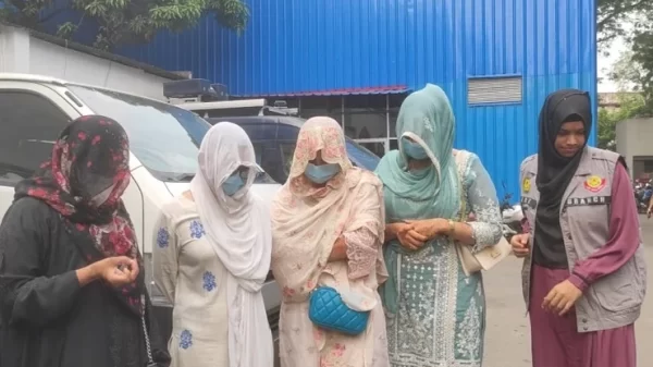 গুলশানে ‘মাতাল’ হয়ে মারামারিতে জড়ানো তিন তরুণী গ্রেপ্তার