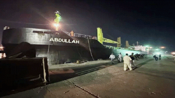 নাবিকদের নিয়ে আমিরাতের বন্দরে এমভি আবদুল্লাহ