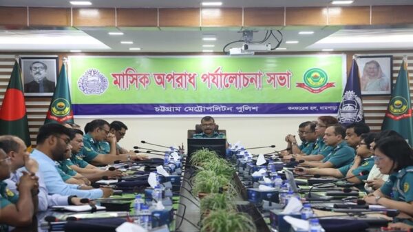 চট্টগ্রাম মেট্রোপলিটন পুলিশের মাসিক অপরাধ পর্যালোচনা বিভিন্ন ক্যাটাগরিতে ৩৩ জন পুলিশ সদস্যকে পুরস্কার
