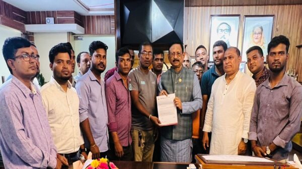 মাঝিরঘাট রোডস্থ পার্বতী ফকির পাড়া গেইট নির্মাণের দাবীতে সিটি মেয়রের নিকট স্মারকলিপি প্রদান