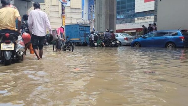 হাঁটু পানিতে ডুবে গেছে মিরপুর