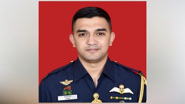নিজেদের জীবনের ঝুঁকি নিয়ে জনমানুষকে বড় ক্ষতির হাত থেকে রক্ষা করেছেন বিমান বাহিনীর সেই পাইলট
