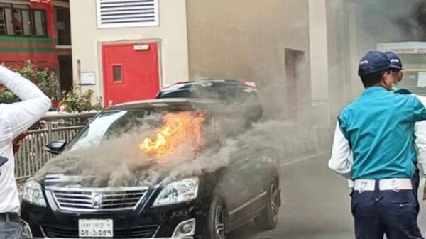 মেট্রোরেল স্টেশনের সামনে প্রাইভেটকারে আগুন