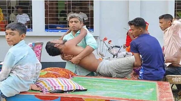 বিয়ে বাড়িতে সাউন্ডবক্স বাজানো কে কেন্দ্র করে দুই গ্রুপের সংঘর্ষ; আহত ১৫