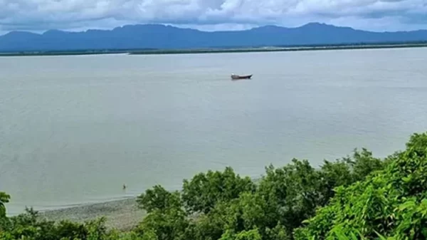 গোলার শব্দে কাঁপছে সীমান্তের ওপার, আতঙ্কে টেকনাফবাসী