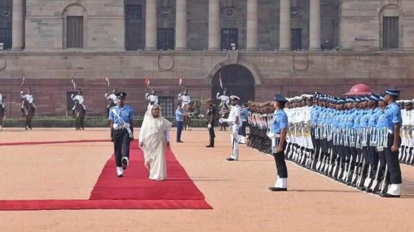 দিল্লির রাষ্ট্রপতি ভবনে শেখ হাসিনাকে লাল গালিচা সংবর্ধনা