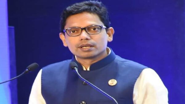 ডাক, টেলিযোগাযোগ ও তথ্যপ্রযুক্তি প্রতিমন্ত্রী জুনাইদ আহমেদ পলক জানিয়েছেন, আগামী রবিবার ও সোমবারের মধ্যে মোবাইল ইন্টারনেট সেবা চালু হতে পারে। তবে আজ (বুধবার) রাত থেকেই পরীক্ষামূলকভাবে সারাদেশে বাসা-বাড়িতে ব্রডব্যান্ড ইন্টারনেট চালু হবে বলেও জানান তিনি। বৃহস্পতিবার (২৪ জুলাই) বাংলাদেশ টেলিযোগাযোগ নিয়ন্ত্রণ কমিশন (বিটিআরসি) ভবনে এক ব্রিফিংয়ে এসব তথ্য জানান তিনি। এ সময় বিটিআরসি চেয়ারম্যানসহ ঊর্ধ্বতন কর্মকর্তারা উপস্থিত ছিলেন। কোটা আন্দোলন: নাশকতাকারীদের তথ্য দিলে ‘পুরস্কার’ পলক বলেন, আজকে (বুধবার) রাত থেকে ব্রডব্যান্ড কানেকটিভিটি বাড়ানো হবে। সারাদেশের বাসা-বাড়িতে আজকে রাত থেকে পরীক্ষামূলকভাবে ব্রডব্যান্ড চালু হবে। যা আগামীকাল পর্যন্ত আমরা পর্যবেক্ষণ করবো। তিনি আরও বলেন, আগামী রবি-সোমবারের মধ্যে মোবাইল ইন্টারনেট চালু হতে পারে। আমরা এমটবের সাথে মিটিং করব। এরপর তথ্য পর্যালোচনা করে রবি-সোমবারের মধ্যে মোবাইল ইন্টারনেট চালু হতে পারে।