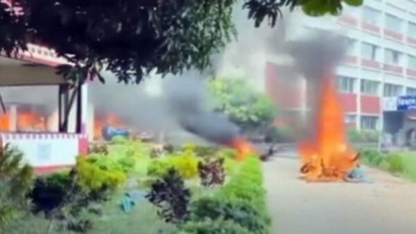 কুমিল্লায় দুই পুলিশ সদস্যকে পিটিয়ে হত্যা